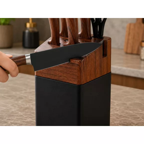 Modern 6 részes konyhai késkészlet minimalista állvánnyal, fekete pengékkel, fa hatású ergonomikus nyéllel és beépített késélezővel konyhapultra helyezve