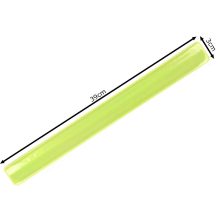 Jól látható, neon színű, önzáródó fényvisszaverő karpánt csuklón viselve sötétben.