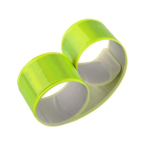 Jól látható, neon színű, önzáródó fényvisszaverő karpánt csuklón viselve sötétben.