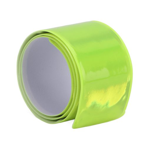 Jól látható, neon színű, önzáródó fényvisszaverő karpánt csuklón viselve sötétben.