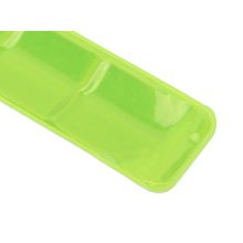 Jól látható, neon színű, önzáródó fényvisszaverő karpánt csuklón viselve sötétben.