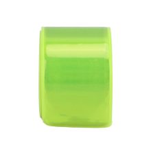 Jól látható, neon színű, önzáródó fényvisszaverő karpánt csuklón viselve sötétben.