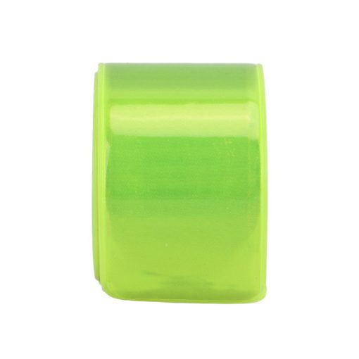 Jól látható, neon színű, önzáródó fényvisszaverő karpánt csuklón viselve sötétben.