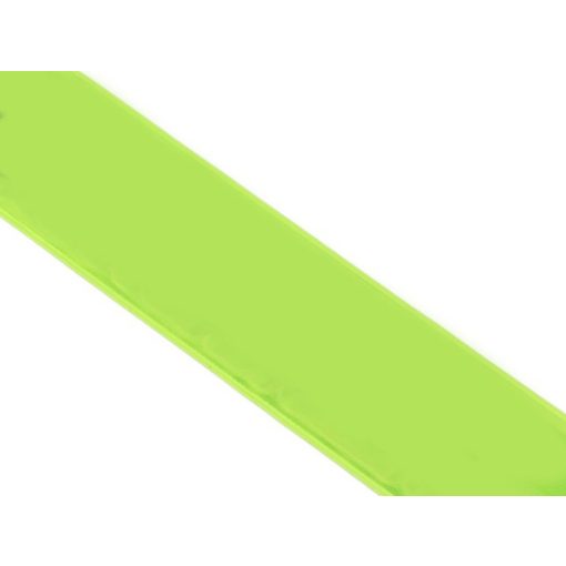 Jól látható, neon színű, önzáródó fényvisszaverő karpánt csuklón viselve sötétben.