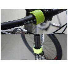 Jól látható, neon színű, önzáródó fényvisszaverő karpánt csuklón viselve sötétben.